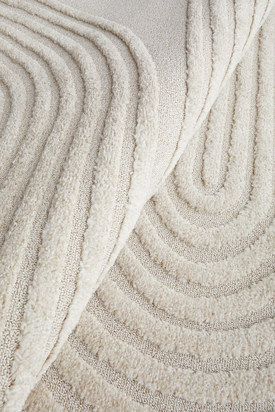  Close-up of rug’s elegant curved line pattern, adding subtle sophistication to any space.