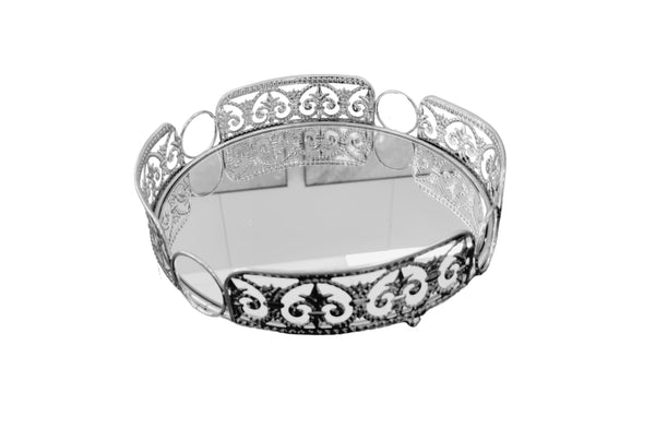 Large silver Lucy tray with reflective base and decorative edges – brings timeless charm to any space.