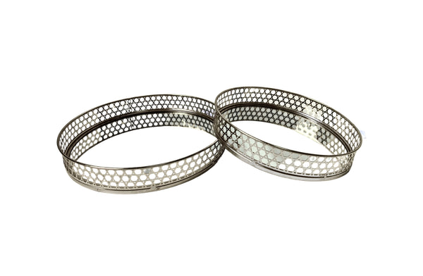 Stylish silver round tray set with mirrored base and intricate lattice detailing.